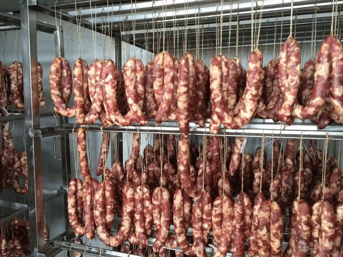 spicy-sausages-drying